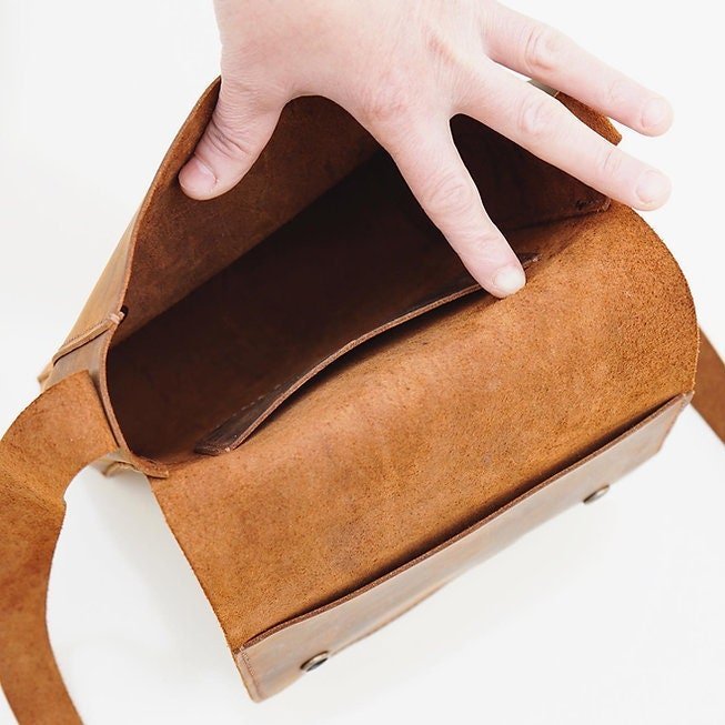 EternaMuhan Classic Leather Messenger Bag – Vintage - Inspired, Artisan - Made - EternaMuhan